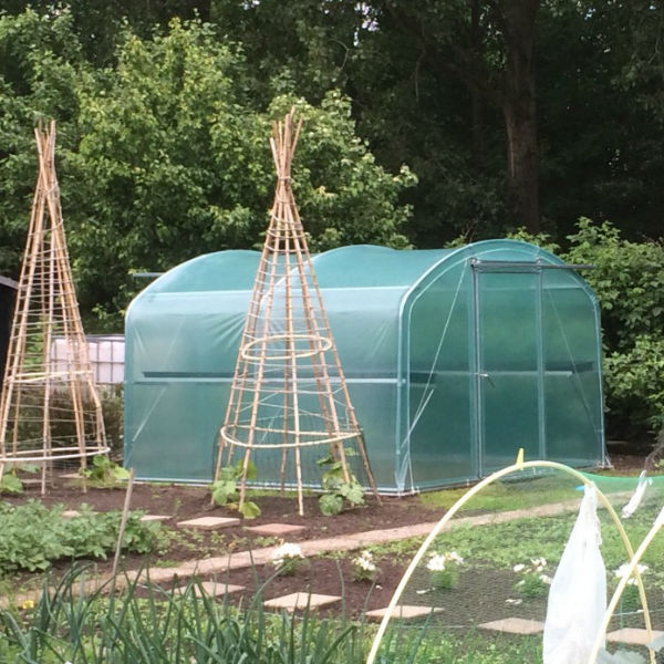 Het plaatsen van een tuinkas